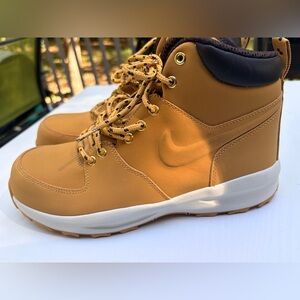 Nike Manoa leather boots size 7y